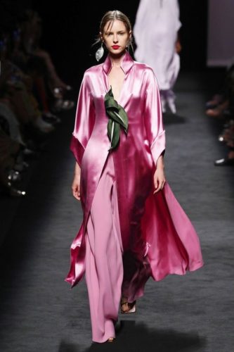 Rose silky coat Marcos Luengo Madrid Frühjahr-Sommer 2020