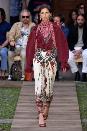 Red blouse and white ethnic pants with a prints Etro Spring 2020 Ready-to-wear