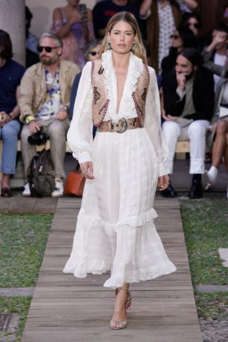White dress with a camel vest Etro Spring 2020 Ready-to-Wear