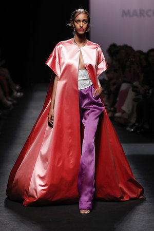 Red silk caftan over lilac silk pants Marcos Luengo Primavera Spring Summer Verano 2020 collection