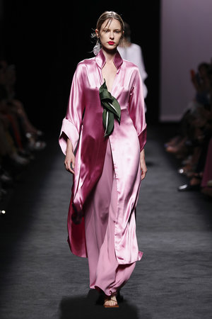 Silk rose caftan with green bow belt over rose chiffon dress Marcos Luengo Primavera Spring Summer Verano 2020 collection