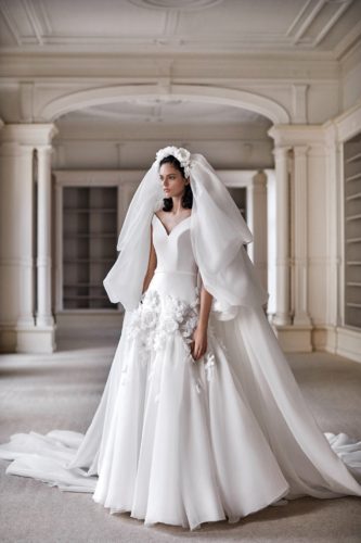 Classic wedding gown with veil Viktor&Rolf Bridal Couture Spring-Summer 2021 collection