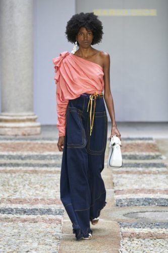 Salmon blouse and oversized Jeans Mario Dice Spring 2021 Fashion Show